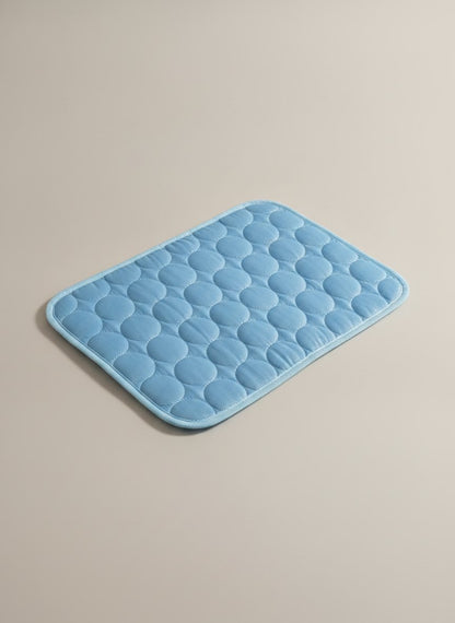 Tapis rafraîchissant FrostPaw bleu posé à plat